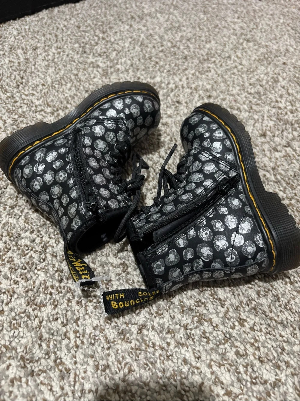 Dr. Martens Kids' Black glitter leopard Skull Print Lace-Up Boots